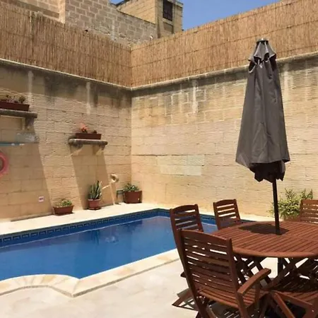 펜션 Ta' Sonia Farmhouse With Pool In 자프라